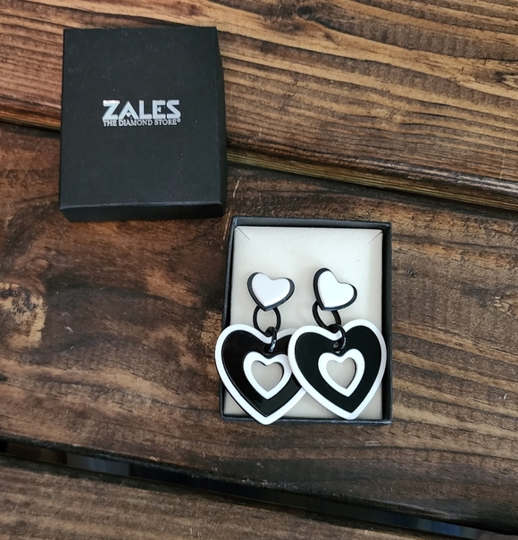 unknown Jewelry - Black and White Heart Earrings